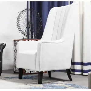 كرسي بذراعين كبير بتصميم كلاسيكي