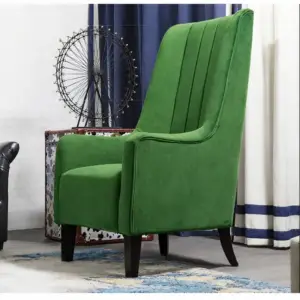 كرسي بذراعين كبير بتصميم كلاسيكي