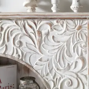 ديكور مدفأة منقوش