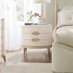 طاولة جانبية بثلاث ادراج