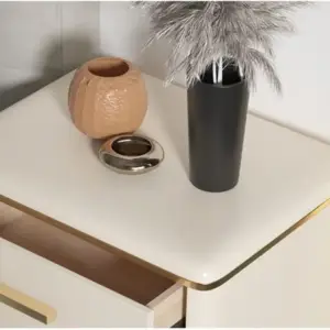 طاولة سرير جانبيّة مصممة بلون جميل