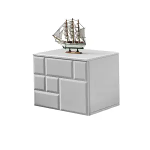 طاولة جانبية بتصميم مكعب