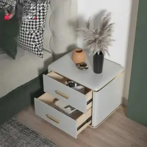 طاولة سرير جانبيّة مصممة بلون جميل