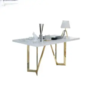 مكتب بتصميم راقي مع لمسة ذهبية