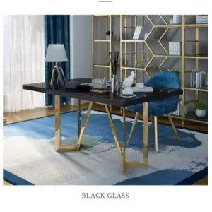 مكتب بتصميم راقي مع لمسة ذهبية