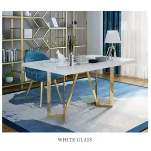 مكتب بتصميم راقي مع لمسة ذهبية