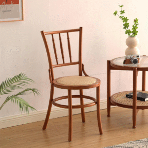 كرسي طعام خشبي بسيط