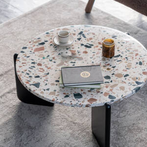 طاولة قهوة بسطح رخامي