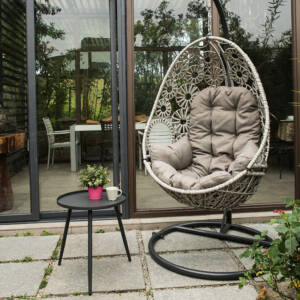 كرسي متأرجح من الروطان