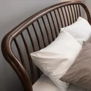 سرير بتصميم كلاسيكي