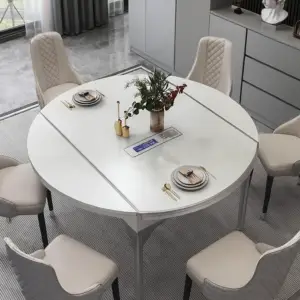 طاولة طعام مع كراسي فاخرة