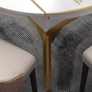 طاولة طعام مع كراسي فاخرة