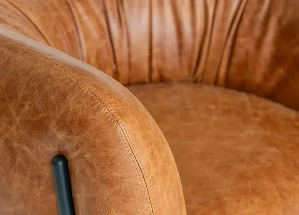 كرسي مودرن جلد عتيق 